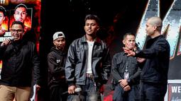 Salah satu petarung utama di Byon Madness Vol. 3, Nelson (tengah) saat di perkenalkan saat sesi timbang badan dan konferensi pers yang belangsung di Studio 6 Emtek Cit pada Sabtu (27/2/2026) pagi hari WIB. Bola.com/Nur Iman Ali)