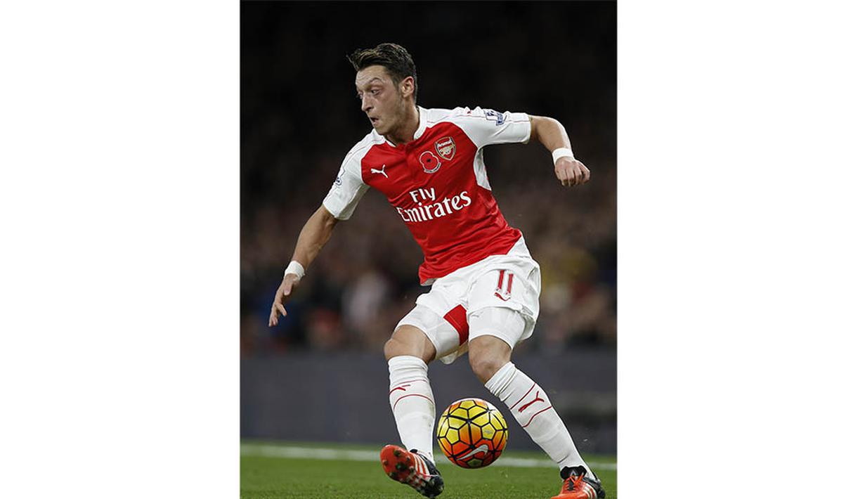 Sukses Arsenal tak bisa dilepaskan dari penampilan ciamik gelandang mereka, Mesut Ozil. Playmaker kreatif asal Jerman itu sudah mengoleksi 15 assist dari 16 pertandingan. (AFP/Adrian Dennis)