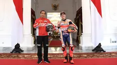Presiden Joko Widodo berfoto dengan pembalap Repsol Honda, Marc Marquez, di Istana Merdeka, Jakarta, Rabu (16/3/2022). Para pembalap datang dengan memakai setelah baju khusus balap motor yang akan dipakai dalam Grand Prix Indonesia di Mandalika. (Lukas - Biro Pers/Setpres)