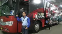 Sopir Bus Timnas Indonesia U-23, Haryono. (Bola.com/Wiwig Prayugi)