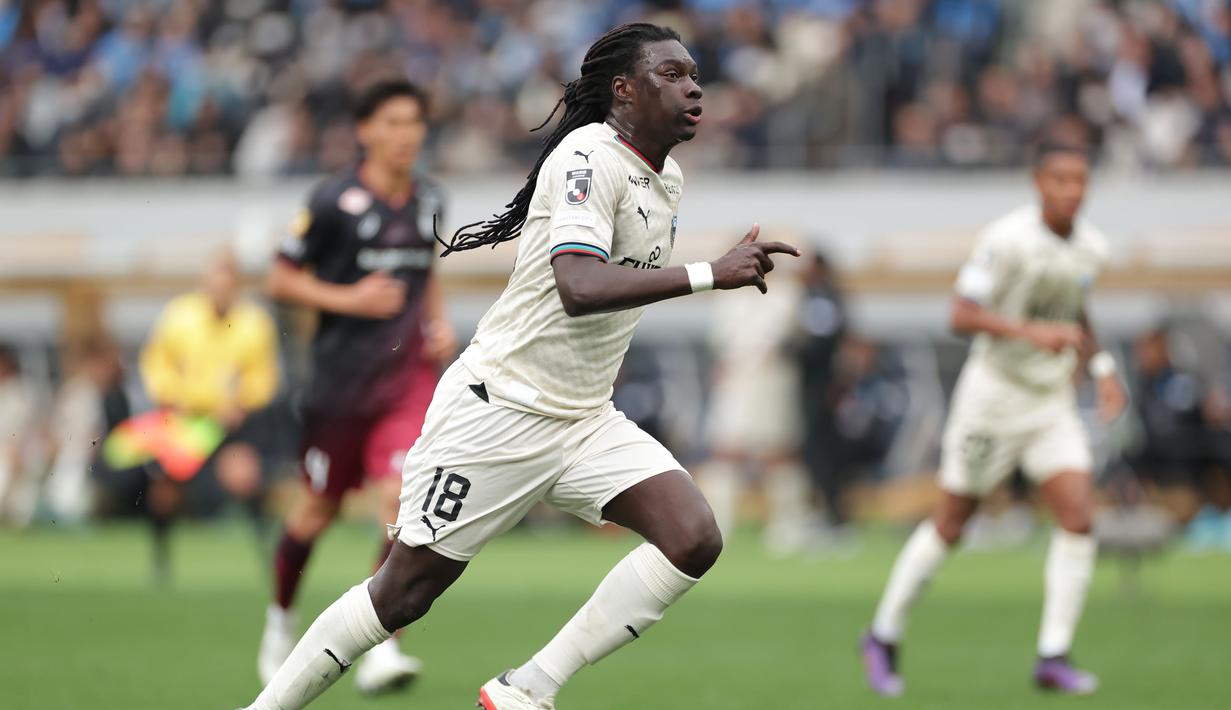 Akan tetapi, pemain yang dijuluki Si Singa karena selebrasinya ini belum menunjukkan tajinya bersama Kawasaki Frontale di J1 League. Musim lalu bermain setengah musim, Bafetimbi Gomis bermain 303 menit dalam delapan laga, tanpa mencetak satu gol pun. (J.LEAGUE)