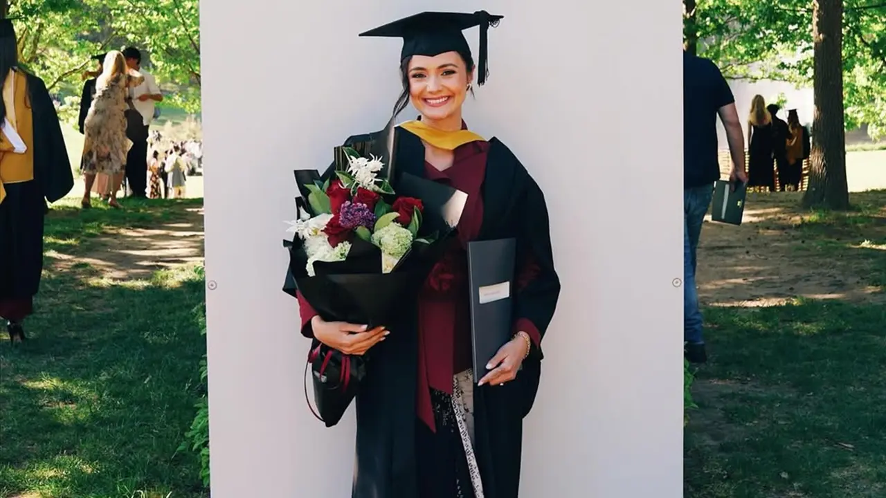6 Potret Gaya Amanda Rawles Wisuda di Sydney, Memukau dengan Blazer Merah Marun