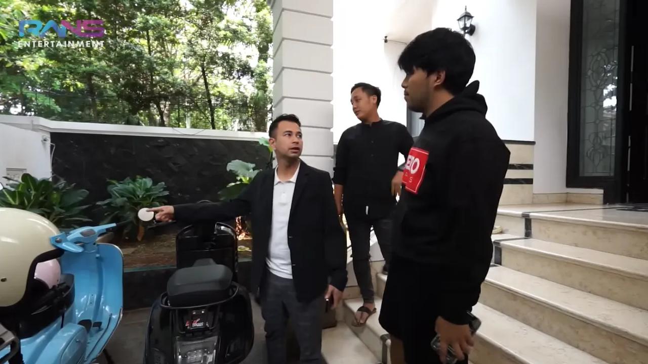 Di bagian garasi tampak ada deretan motor vespa milik Thariq Halilintar. Namun Vespa tersebut jarang dipakai.<br>