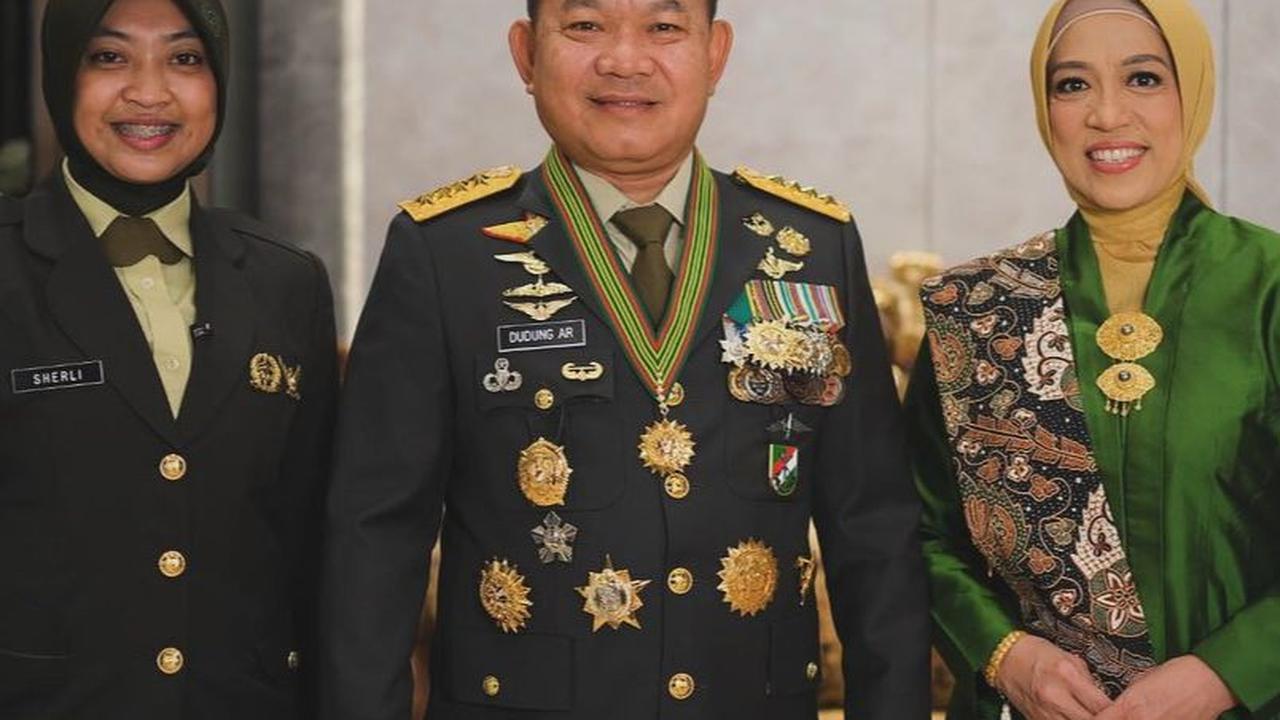 Wanita cantik itu bernama Serda (K) Sherliani Eka Putri. Ia adalah ADC terlama yang bertugas bersama dengan Dudung Abdurachman. Bahkan sejak Dudung masih berdinas di Pangdam Jaya.<br>