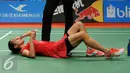 Pebulutangkis tunggal putri Thailand, Ratchanok Intanon tergeletak di lapangan saat laga melawan Lindaweni Fanetri (Indonesia) di Total BWF Championships 2015 di Jakarta, Kamis (13/8/2015). (Liputan6.com/Helmi Fithriansyah)