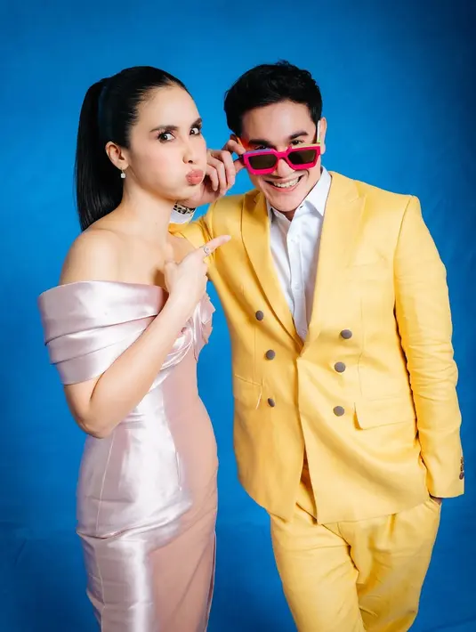 Vino G Bastian dan Marsha Timothy kembali beradu peran di sequel film Miracle in Cell No.7. Keduanya tampil serasi dengan gaya menggemaskan saat premiere film [@marshatimothy]