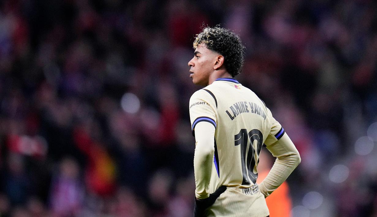 Pemain Barcelona, Lamine Yamal, tampak kecewa setelah ditaklukkan Atletico Madrid pada leg pertama semifinal Copa del Rey 2025/2026 di Stadion Metropolitano, Madrid, Jumat (13/2/2026) dini hari WIB. (AP Photo/Manu Fernandez)