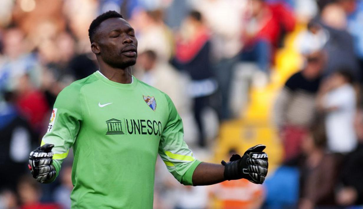Ekspresi kiper Malaga, Carlos Kameni saat rekannya Samuel Garcia berhasil mencetak gol ke gawang Atletico