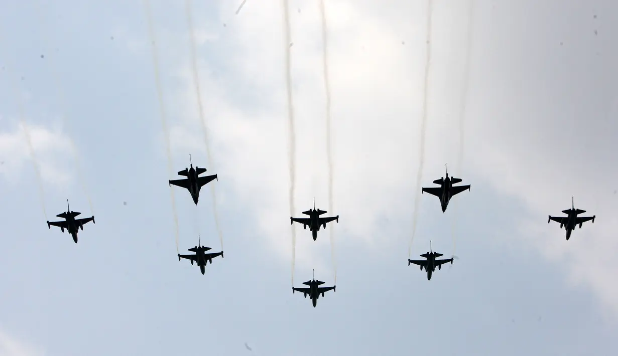 Pesawat tempur TNI AU melakukan flypast di atas Istana Merdeka saat Upacara Peringatan Detik-detik Proklamasi Kemerdekaan ke-73 di Jakarta, Jumat (17/8). HUT Kemerdekaan RI ke-73 mengangkat tema Kerja Kita Prestasi Bangsa. (Liputan6.com/HO/Bian)