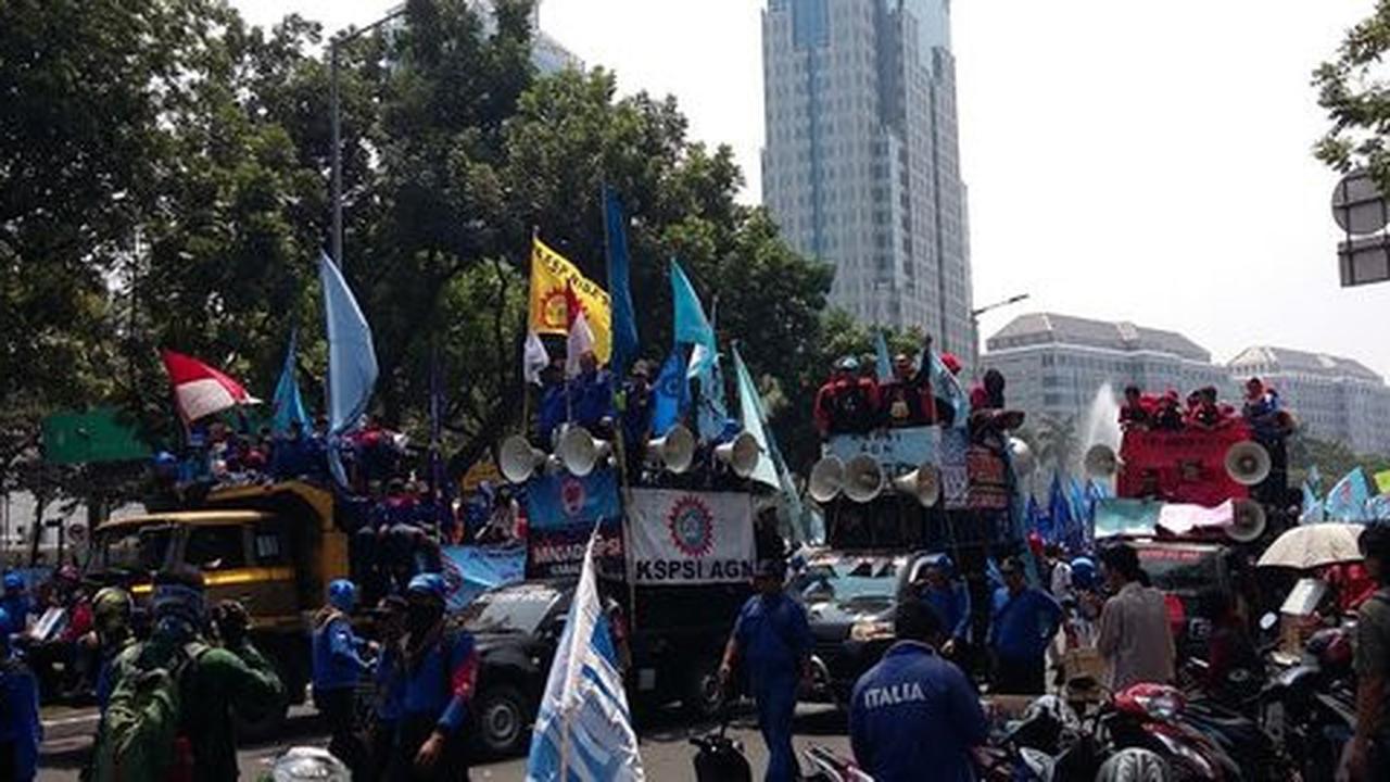 Buruh demo depan Istana: Siapa yang buat sepatu & pakaian Jokowi-JK?
