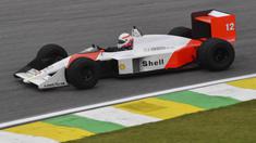 Pembalap McLaren, Aryton Senna pernah medapatkan bendera hitam kala berlaga di kandangnya sendiri, GP Brazil tahun 1988. Penyebabnya karena mobilnya mengalami kegagalan mesin dan ia terpakas menggunakan mobil cadangan saat bendera hijau mulai dikibarkan. (Foto: AFP/Nelson Almeida)