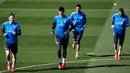 Pemain Real Madrid melakukan pemanasan saat latihan di tempat latihan Valdevebas di Madrid, Spanyol (1/3). Real Madrid akan bertanding melawan Barcelona pada lanjutan Liga Spanyol. (AFP Photo/Javier Soriano)