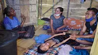 Damianus Rofin Sere Muda (36), bersama istrinya melihat langsung kondisi anak yang mengalami gizi buruk, di Desa Heo Puat, Kecamatan Hewokloang. (Liputan6.com/Dionisius Wilibardus)