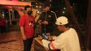 Anggota komunitas United Indonesia saat melakukan registrasi untuk mengikuti acara Roaring Night Liga Inggris 2023/2024 antara Manchester United (MU) melawan Everton di Bunker Terrace Cafe di Java Palace Hotel Jababeka, Cikarang, Sabtu (9/3/2024) malam WIB. (Bola.com/Pradipta Rama Baskara)
