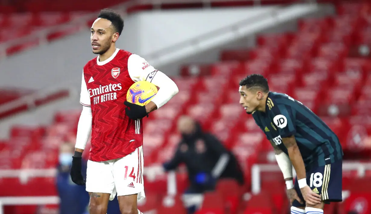 Pemain Arsenal Pierre-Emerick Aubameyang berjalan pergi usai menghadapi Leeds United pada pertandingan Liga Inggris di Emirates Stadium, London, Inggris, Minggu (14/2/2021). Arsenal menyikat Leeds United 4-2 dengan hattrick dari Pierre-Emerick Aubameyang. (Julian Finney/Pool via AP)