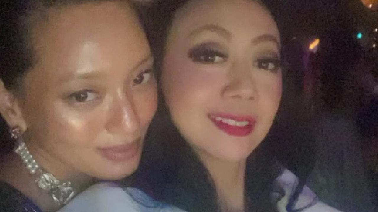Potret Asri Welas di Anniversary Manoj Punjabi, Tampil Memukau dengan Gaun Biru dan Tampak Lebih Bahagia