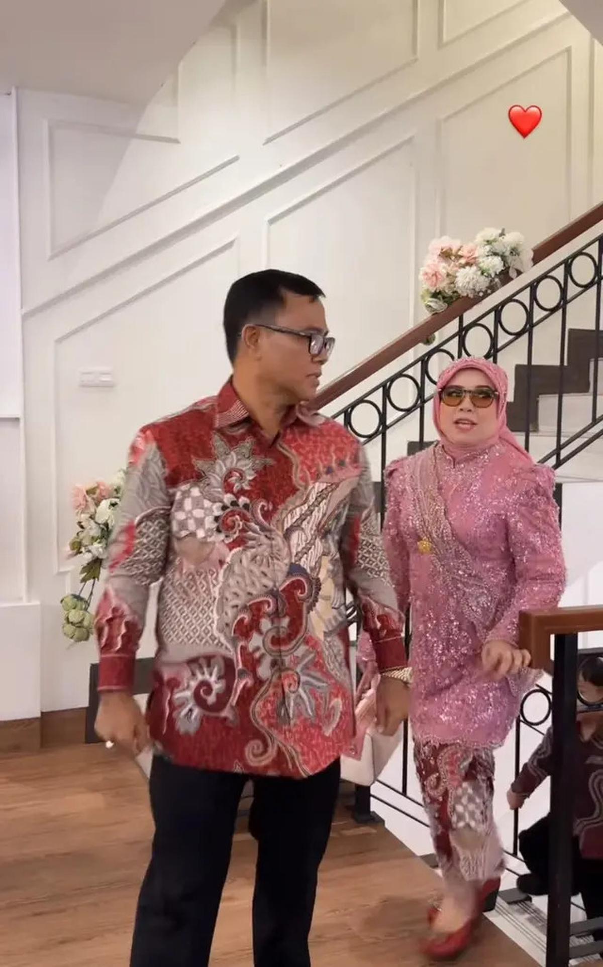 7 Potret Lamaran Frans Faisal dan Indah, Fuji dan Fadly Faisal Ikut Salting