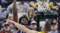 Joel Embiid berduel dengan Sabonis saat Sixers melawan Pacers di ajang NBA (AP)