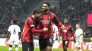 Pemain AC Milan, Ruben Loftus-Cheek, melakukan selebrasi setelah mencetak gol ke gawang Rennes dalam duel leg pertama play-off fase gugur Liga Europa 2023/2024 di Stadion San Siro, Jumat (16/2/2024). (AP Photo/Antonio Calanni)