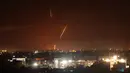 Roket diluncurkan menuju Israel dari Rafah, di Jalur Gaza selatan, Rabu (12/5/2021) dinihari. Militan Palestina Hamas menyatakan mereka telah menembakkan lebih dari 200 roket ke Israel sebagai pembalasan atas serangan di sebuah blok menara di Gaza. (SAID KHATIB / AFP)