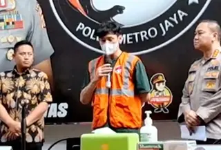Aktor Revaldo Fifaldi Suria Permana dihadirkan untuk rilis kasus penyalahgunaan Narkoba di Polda Metro Jaya, Jumat (13/1/2023)