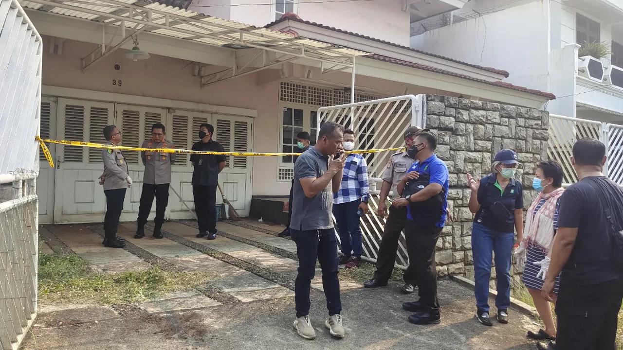 Menurut Hengki, kondisi pintu kamar mandi sudah dalam terkunci dari dalam. Hal ini diketahui sejak pertama kali polisi melakukan olah Tempat Kejadian Perkara (TKP).<br>