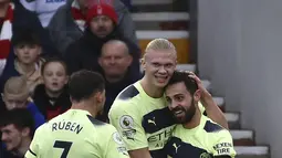 Gelandang Manchester City, Bernardo Silva berselebrasi dengan rekan setimnya usai mencetak gol ke gawang Nottingham Forest selama pertandingan Liga Premier Inggris di Stadion City Ground, Nottingham, Inggris, Sabtu (18/2/2023). Man City kini duduk di urutan kedua via catatan 52 angka, tertinggal dari Arsenal yang berada di puncak klasemen dengan 54 poin. (AP Photo/Rui Vieira)