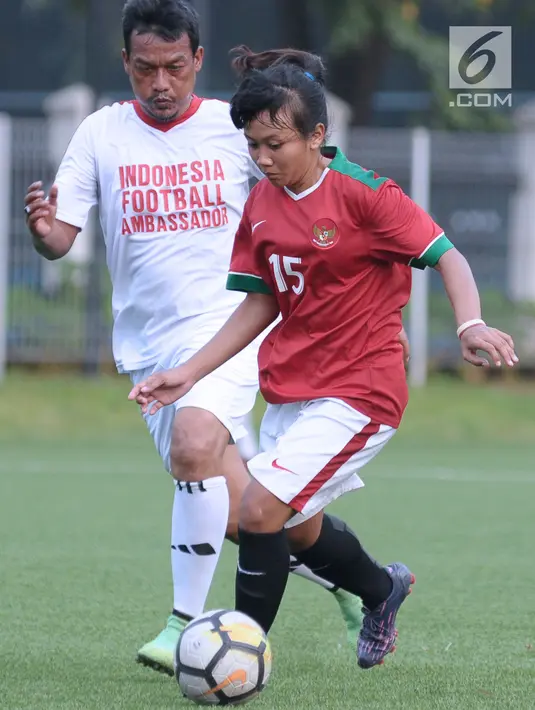 Pemain Timnas Wanita Indonesia berebut bola dengan pemain tim Indonesian Football Ambassador di Lapangan C Kompleks GBK, Jakarta, Kamis (5/4). Uji tanding ini persiapan jelang Piala AFF Wanita 2018. (Liputan6.com/Helmi Fithriansyah)