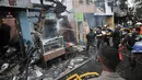 Warga membantu petugas pemadam kebakaran menjinakkan kobaran api yang membakar permukiman di kawasan Tanah Tinggi, Johar Baru, Jakarta, Selasa (26/6). Belum diketahui penyebab kebakaran. (Merdeka.com/Iqbal Nugroho)