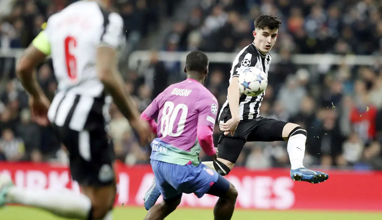 Pemain Newcastle United, Tino Livramento,memberi umpan kepada rekannya saat melawan AC Milan dalam laga matchday 6 Liga Champions 2023/2024 di St. James' Park, Kamis (14/12/2023). Newcastle hanya mampu mengumpulkan lima poin. (AP Photo/Scott Heppell)