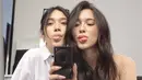 Adu akting bersama Nurra Datau dalam series Cinta Pertama Ayah, keduanya pun abadikan potret bareng. Dalam media sosial Instagramnya, kedua selebriti ini tampil mencuri perhatian dengan ekspresinya yang lucu. (Liputan6.com/IG/@yasminnapper)