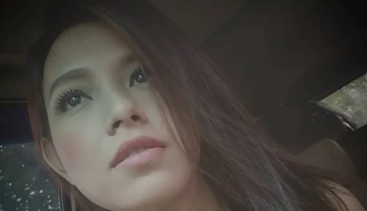 Potret sederhana nan cantik dari Lady Nayoan di tahun 2018. Ia tampil dengan makeup minimalis, menggunakan bulu mata palsu, perona pipi, dan lipstik bernuansa merah muda. Rambut panjang dibiarkan tergerai dan ditarik ke satu sisi. Foto: Instagram.