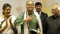Aktor legendaris Soumitra Chatterjee (tengah, berbaju hijau) pada 2011. (AP Photo/ Manish Swarup, File)