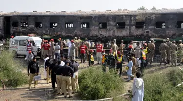 Tentara Pakistan memeriksa kereta yang hangus akibat terbakar di Liaquatpur, Pakistan (31/10/2019). Kebakaran besar melanda tiga gerbong kereta yang bepergian di provinsi Punjab timur negara itu. (AP Photo/Siddique Baluch)