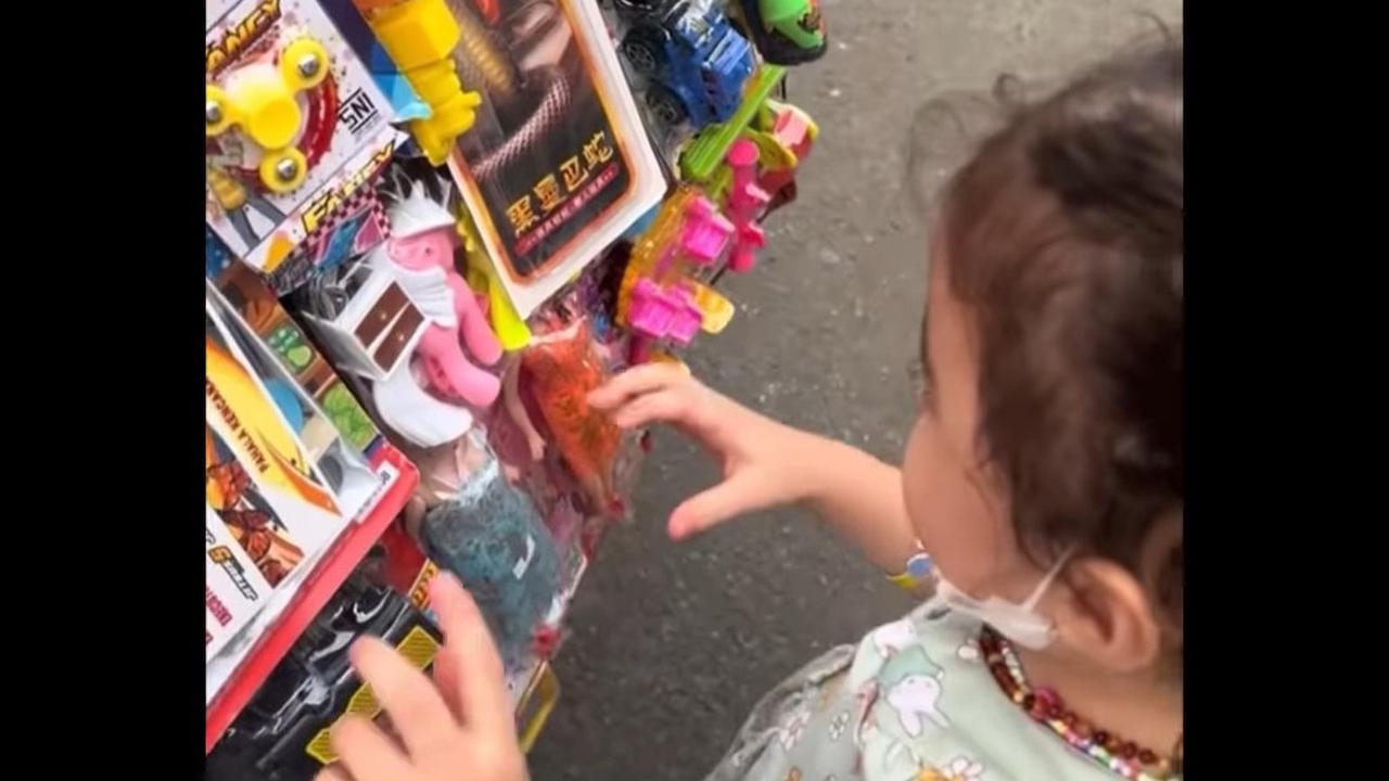 Nadine Chandrawinata Tuai Pujian, 5 Potret Putri Cantiknya Belanja Mainan di Pedagang Keliling