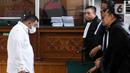 Terdakwa kasus pembunuhan Brigadir Yosua, Kuat Ma'ruf berbincang dengan tim kuasa hukum seusai menjalani sidang dengan agenda pembacaan vonis dari majelis hakim di PN Jakarta Selatan, Selasa (14/2/2023). Pembunuhan ini dilatarbelakangi oleh pernyataan Putri Candrawathi yang mengaku telah dilecehkan oleh Brigadir J di rumah Ferdy Sambo di Magelang, Jawa Tengah, pada 7 Juli 2022. (Liputan6.com/Herman Zakharia)