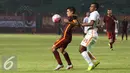 Pertandingan AS Roma D 2015 menciptakan banyak peluang gol, meski para pemainnya harus melawan rekan mereka sendiri, SUGBK, Jakarta, Sabtu (25/7/2015). (Liputan6.com/Herman Zakharia)
