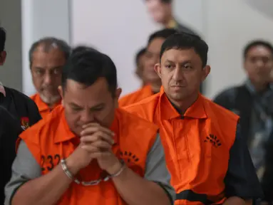 Politikus Partai Golkar Fahd El Fouz alias Fahd A Rafiq mengenakan rompi tahanan KPK saat digiring menuju kendaraan setelah menjalani pemeriksaan di Gedung Merah Putih KPK, Jakarta, Selasa (15/9/2026). (KLY/Budy Santoso)
