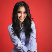 Ayu berharap film perdananya itu bisa laris di pasaran. Begitu juga dengan akting perdananya dalam film, ia berharap tidak mengecewakan para penggemarnya. Sebagai pendatang baru, ia juga merasakan kesulitannya. (Bambang E Ros/Bintang.com)