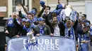 Para pemain Chelsea memamerkan trofi Liga Inggris dan Piala FA dari atas bus saat parade kemenangan di sekitar Stadion Stamford Bridge, London (16/5/2010). Chelsea menjadi klub ketiga yang mampu menyandingkan raihan trofi Liga Inggris dengan Piala FA dalam satu musim di Era Premier League. Momen itu terjadi pada musim 2009/2010 saat The Blues diarsiteki Carlo Ancelotti. Raihan trofi Liga Inggris diraih berkat keunggulan satu poin saja dari Manchester United. (AFP/Glyn Kirk)