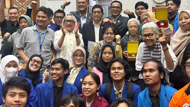 Wakil Ketua Baleg DPR RI Martin Manurung bersama Koalisi Masyarakat Sipil, JALA PRT, dan Koalisi Mahasiswa Indonesia di Kompleks Parlemen Senayan, Jakarta, Senin 5 Mei 2025.