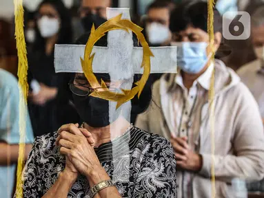 Umat Kristiani melaksanakan ibadah Jumat Agung di Gereja Protestan Indonesia Bagian Barat (GPIB) Effatha Jakarta, Jumat (15/4/2021). Tahun ini GPIB Effatha melaksanakan Ibadah dalam rangkaian Perayaan Paskah secara Luring dan Daring dengan menerapkan prokes ketat. (Liputan6.com/Johan Tallo)