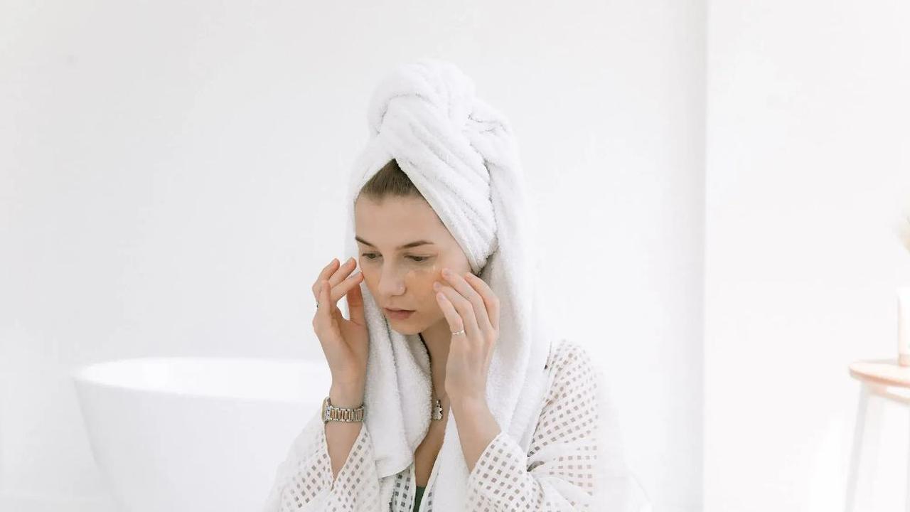 Setelah wajah bersih, aplikasikan toner yang mengandung AHA BHA dan HA serum.&nbsp;