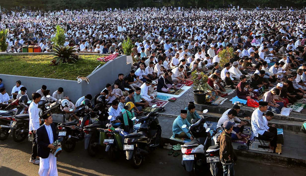 Penetapan ini merujuk pada Keputusan Musyawarah Nasional XXXII Tarjih Muhammadiyah tentang Kalender Hijriah Global Tunggal (KHGT). Tampak dalam foto, ribuan umat muslim Muhammadiyah melakukan salat Idul Fitri 1447 Hijriah di Lapangan Sempur, Kota Bogor, Jawa Barat, Jumat (20/3/2026).(merdeka.com/Arie Basuki)