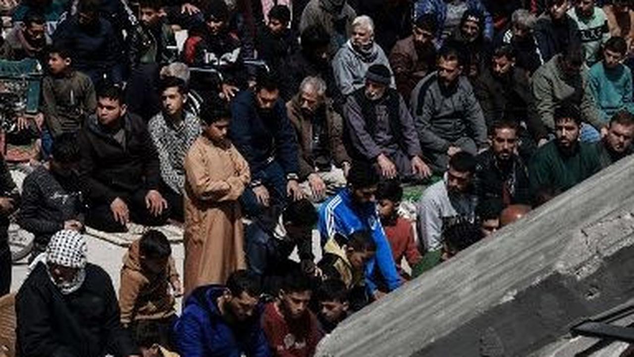 Di Rafah, ribuan warga Palestina tetap melaksanakan salat Jumat meskipun bangunan Masjid Al Farouq telah luluh lantak. Mohammed Abed/AFP