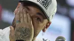 Neymar menyeka matanya saat konferensi pers pengenalan pemain baru Santos di Vila Belmiro, Sao Paulo, Brasil, Sabtu (01/02/2025) WIB. (AP Photo/Andre Penner)