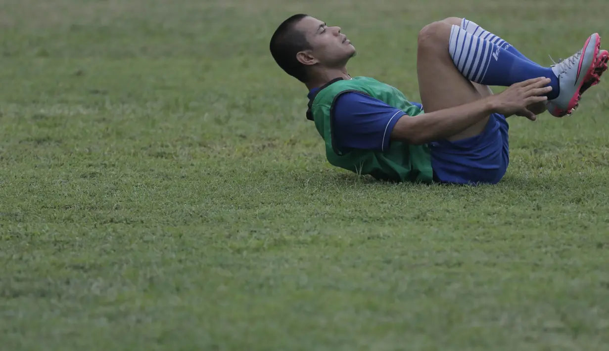 Pemain Persib, Tantan melakukan pendinginan usai latihan jelang semi final Piala Presiden melawan Mitra Kukar di Stadion Aji Imbut, Tenggarong, Kaltim, Sabtu (3/10/2015). (Bola.com/Vitalis Yogi Trisna)