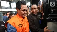 Bupati Muara Enim, Edison, berjalan meninggalkan gedung Merah Putih Komisi Pemberantasan Korupsi (KPK) usai menjalani pemeriksaan, Jakarta, Selasa (9/6/2026). (Liputan6.com/Helmi Fithriansyah)