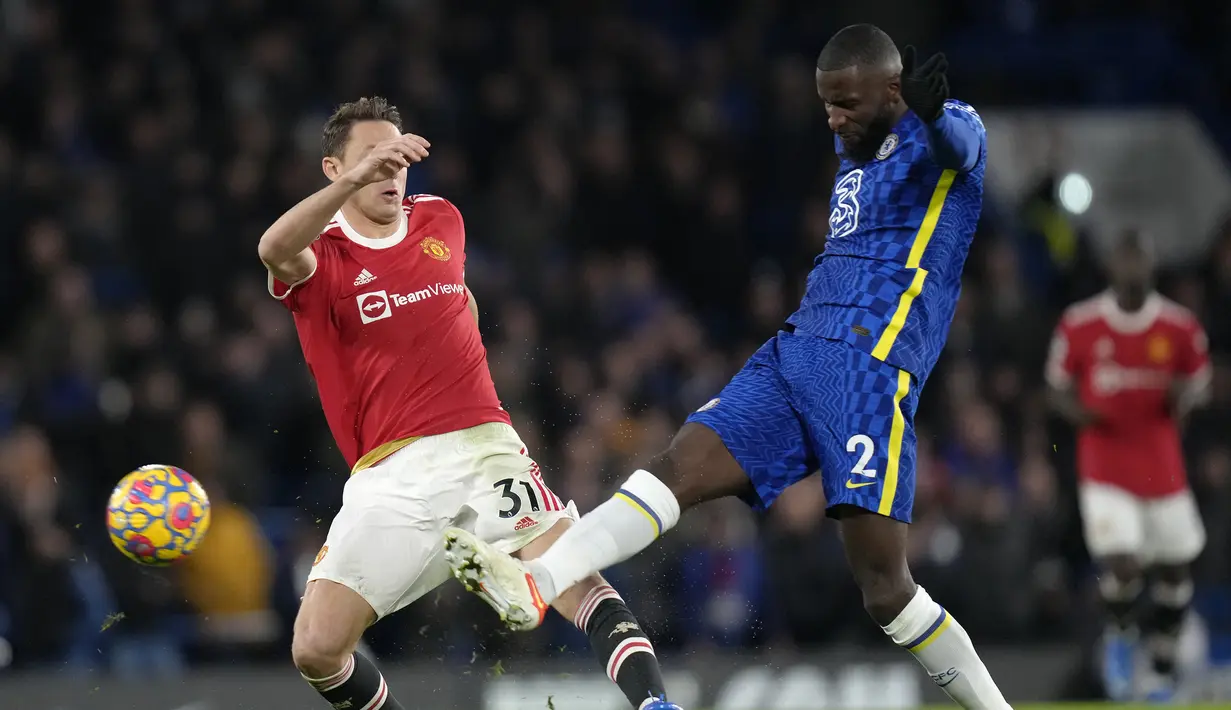 Chelsea kembali memperoleh peluang mencetak gol pada menit ke-30. Kali ini giliran Antonio Ruediger yang mengancam gawang David De Gea lewat sebuah tembakan jarak jauh dari luar kotak penalti yang masih membentur tiang pojok kiri atas. (AP/Kirsty Wigglesworth)