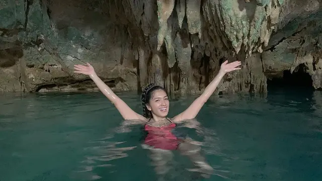 7 Potret Angel Karamoy Liburan ke Labuan Bajo, Berani Berenang di Dalam Gua